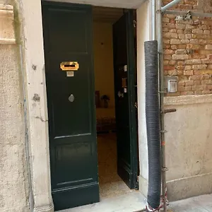 Melusina Budget Apartment
