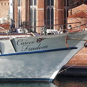 Boat & Breakfast Caicco Freedom Botel